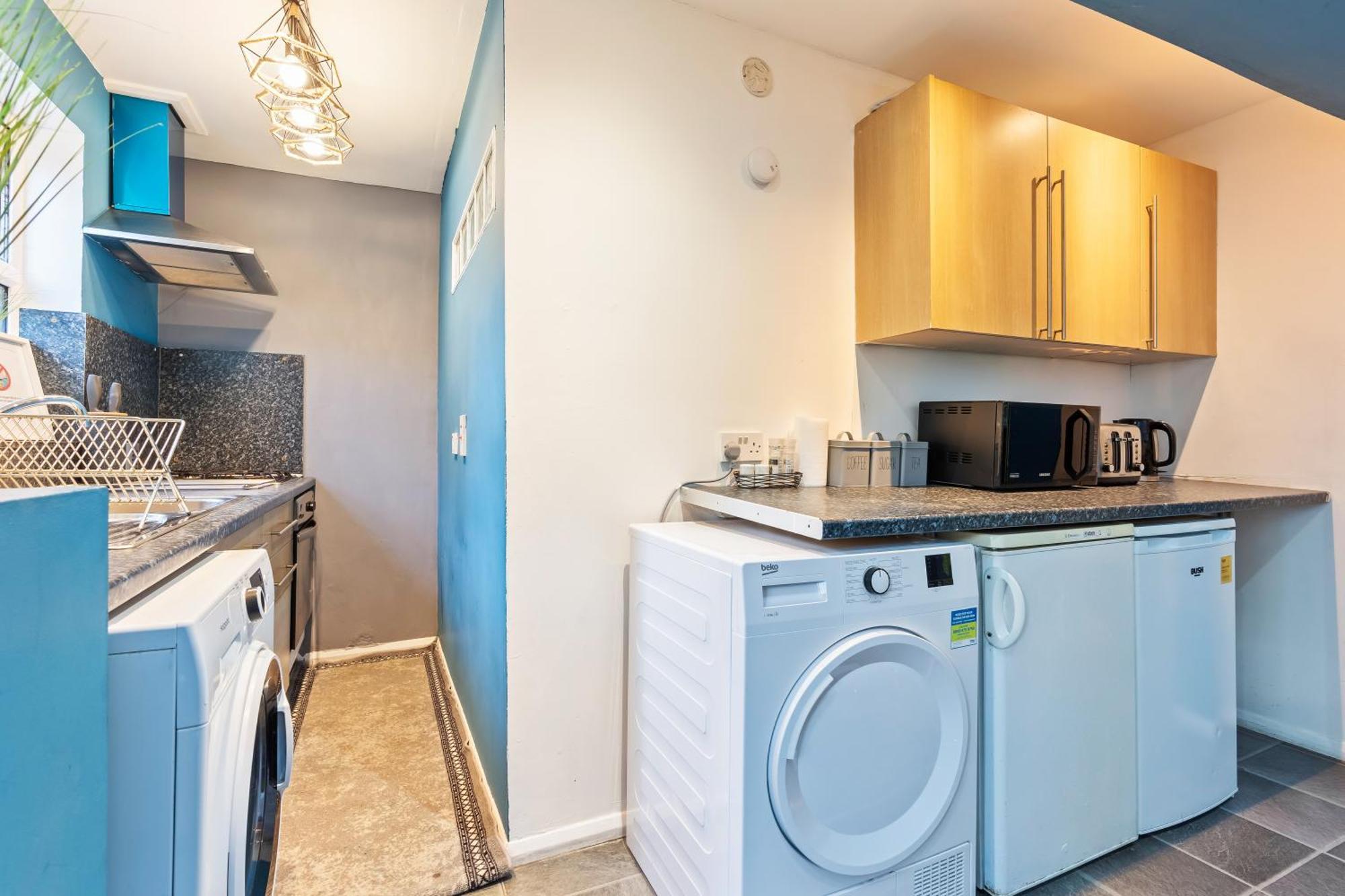 Comfy 4br House Close To Subway