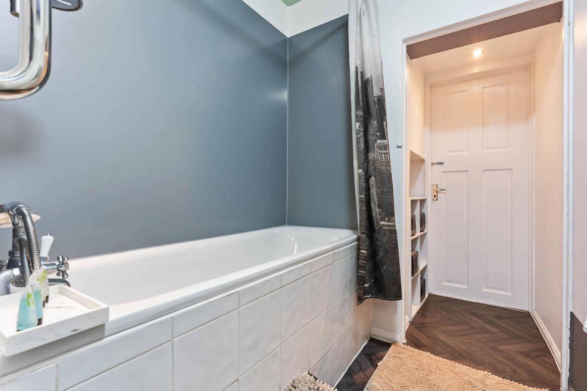 Comfy 4br House Close To Subway