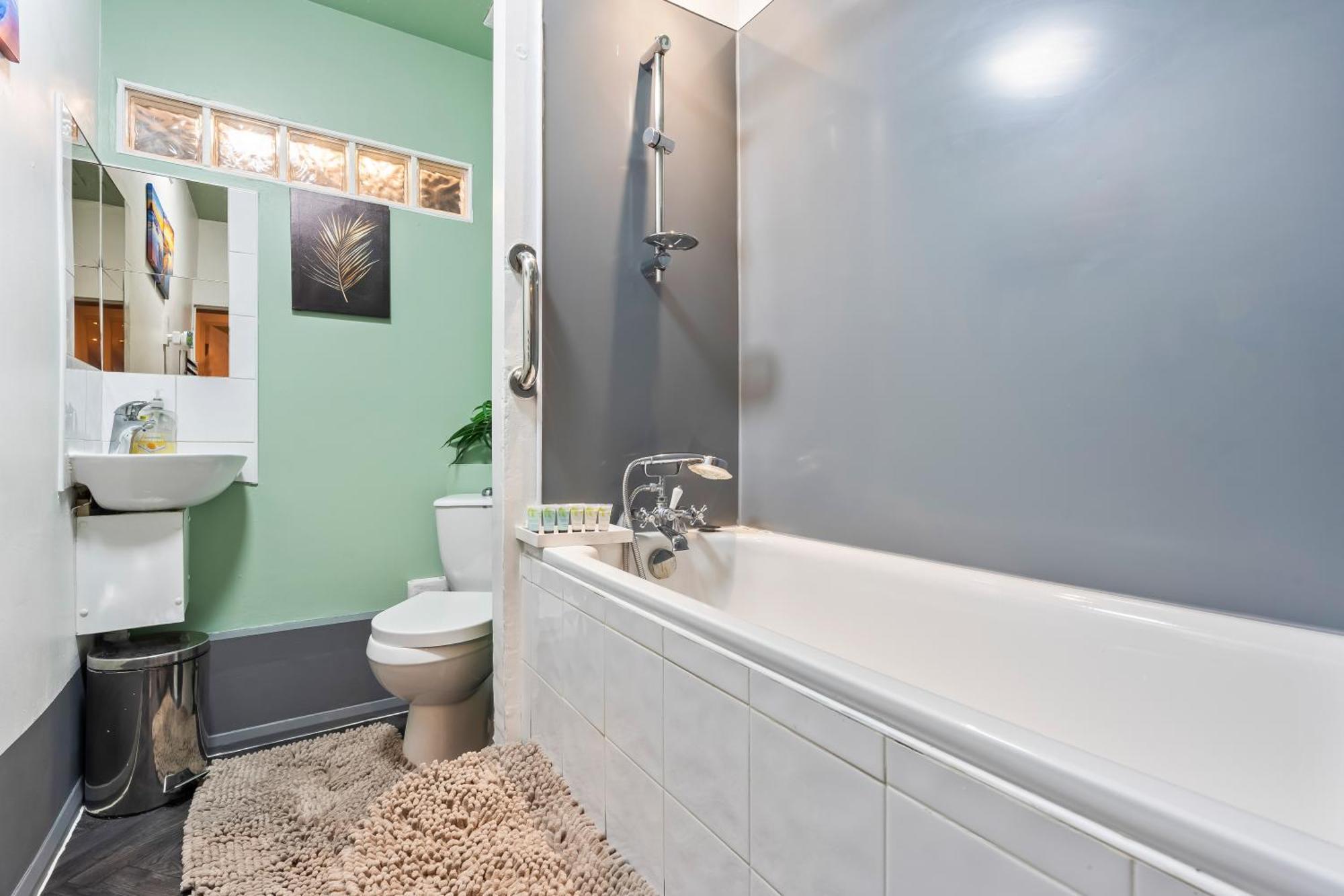 Holiday home Comfy 4br House Close To Subway *